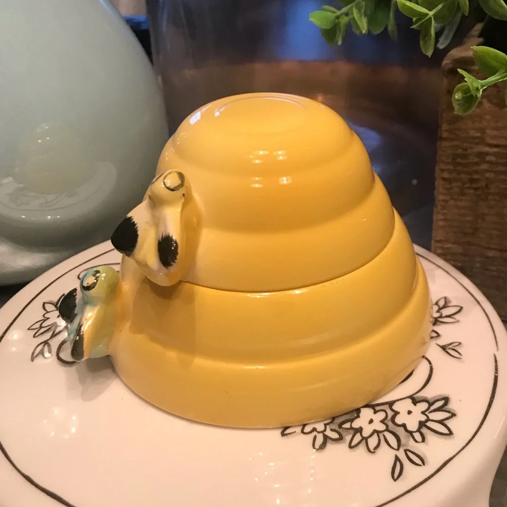 Vintage Victor Goldman Beehive Measuring Cups